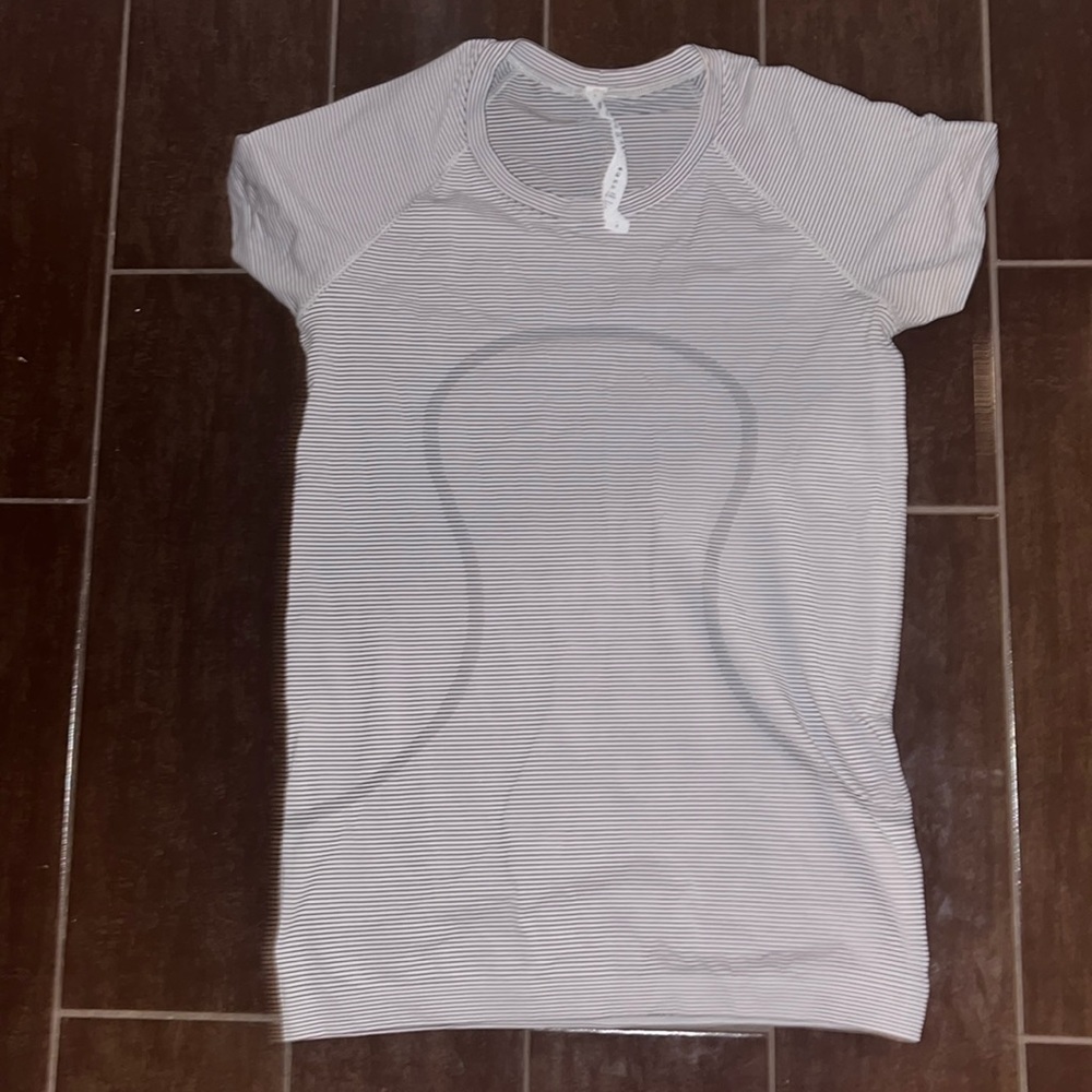 Luluemon Swiftly Tech 2.0 blk/white short sleeve
